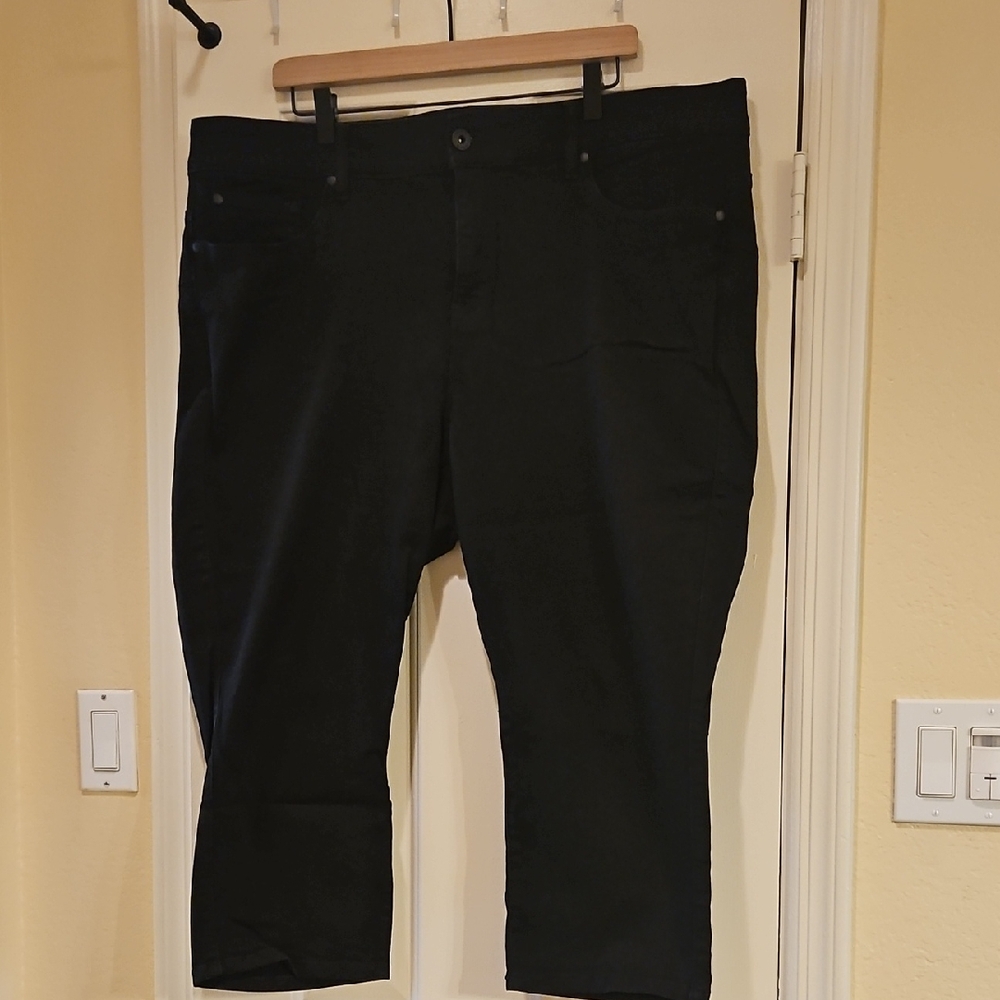 Torrid Black Ankle Cropped Jeans with Straight-Leg Design - Picture 1 of 12